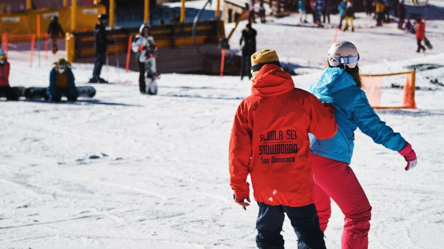 Snowboard lessons from 1 to 4 people